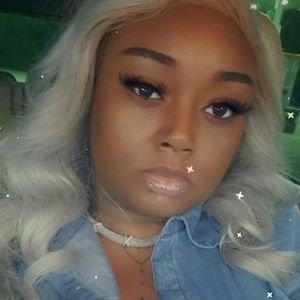 Meet your Posher, Delcenia